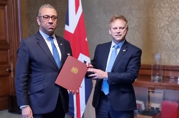 UK bans Russain ships from its ports