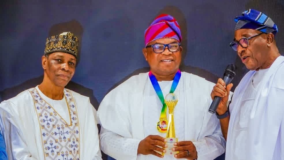 Ex-NIWA boss Oyebamiji bags media-friendly CEO award as Oyetola hails reforms