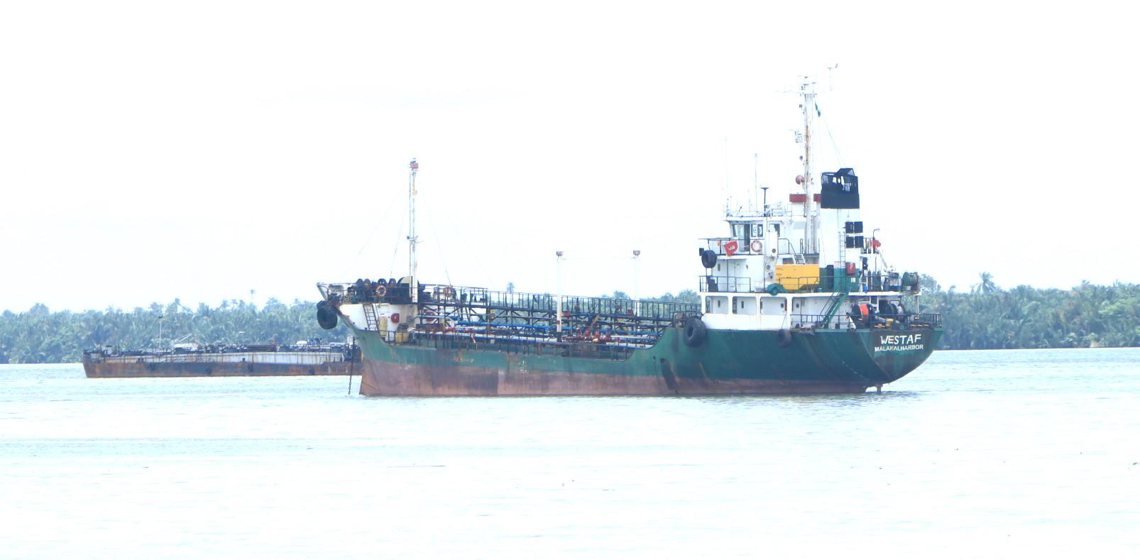 Navy arrests 26 crew, three vessels with stolen crude worth N4bn in Calabar